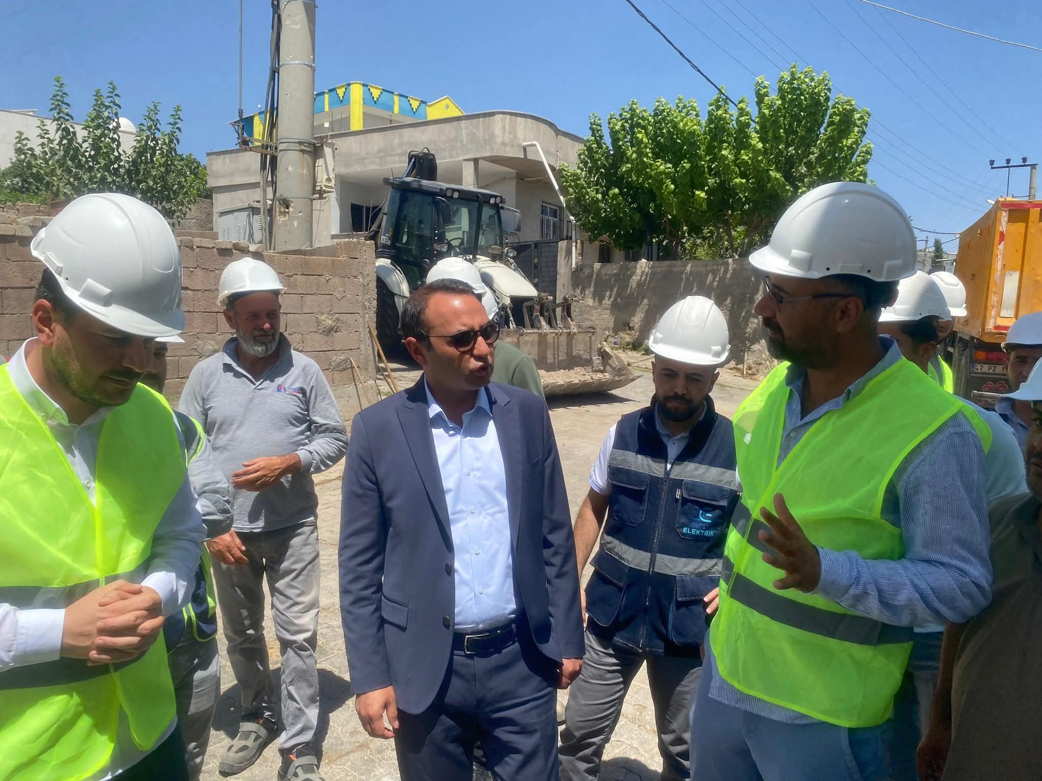 Kaymakam Partal, Silopi’deki Elektrik Tesis Projesi Sahasında İncelemelerde Bulundu