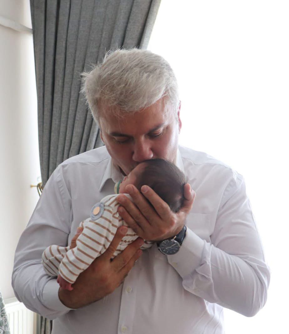 Ezan Okudu, İsim Koydu: Genç Gazetecinin Bebeğine Milletvekilinden Unutulmaz Anı