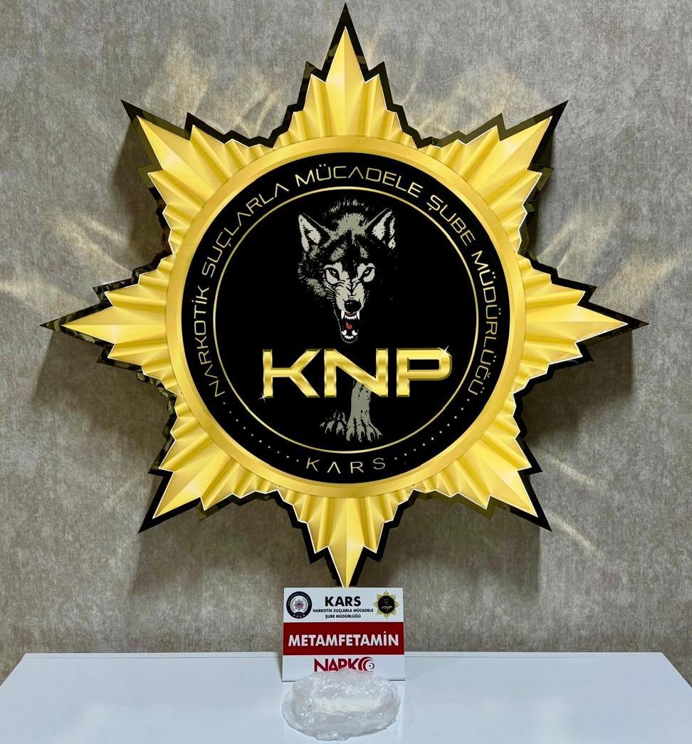 Kars’ta Uyuşturucu Operasyonu: 24,60 Gram Metamfetamin Ele Geçirildi, 1 Kişi Tutuklandı