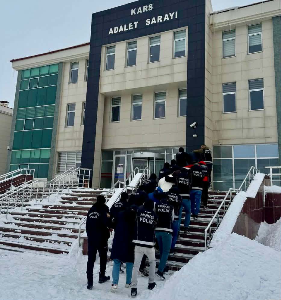 Sarıkamış’ta sokak satıcıları torbacılara operasyon; 5 tutuklama