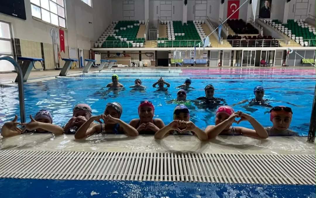 GSB Spor Okulları Kapsamında Yüzme Antrenmanları Kars’ta Aralıksız Sürüyor