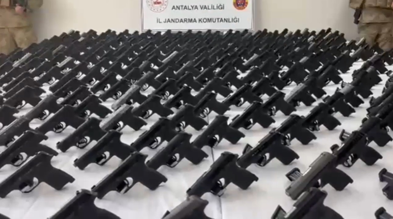 Antalya’da Dev Silah Operasyonu: 393 Ruhsatsız Tabanca Ele Geçirildi