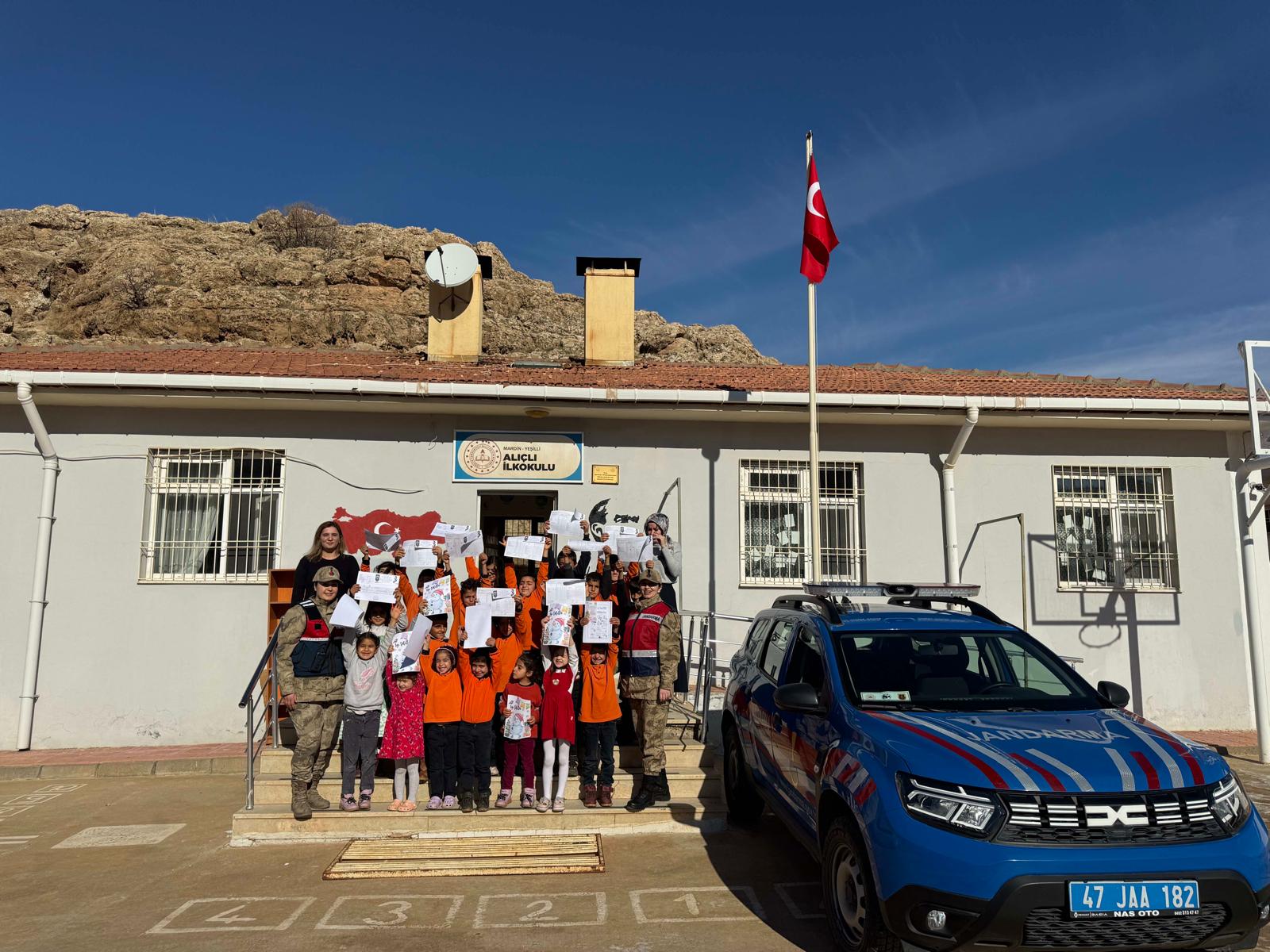 Jandarmadan Mardin’de Öğrencilere Anlamlı Ziyaret