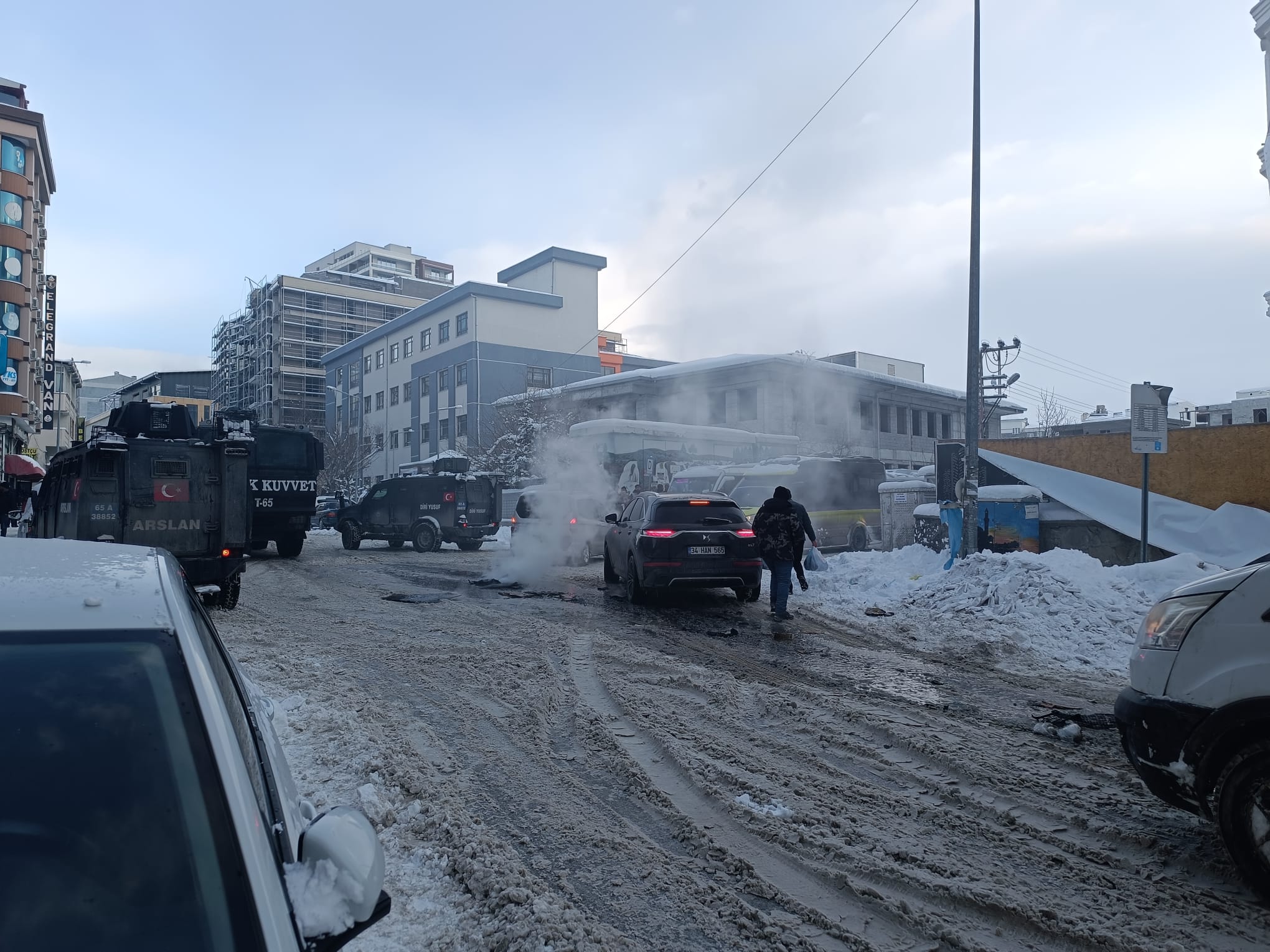 Van’da İzinsiz Eylemlere Müdahale: Sokakları Karıştırmak İsteyen Gruba Geçit Verilmedi
