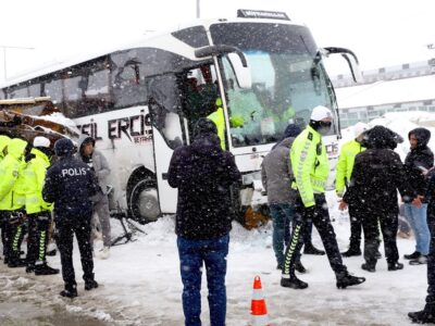 Bitlis’te yolcu otobüsü polis noktasına çarptı: 4 polis memuru yaralandı