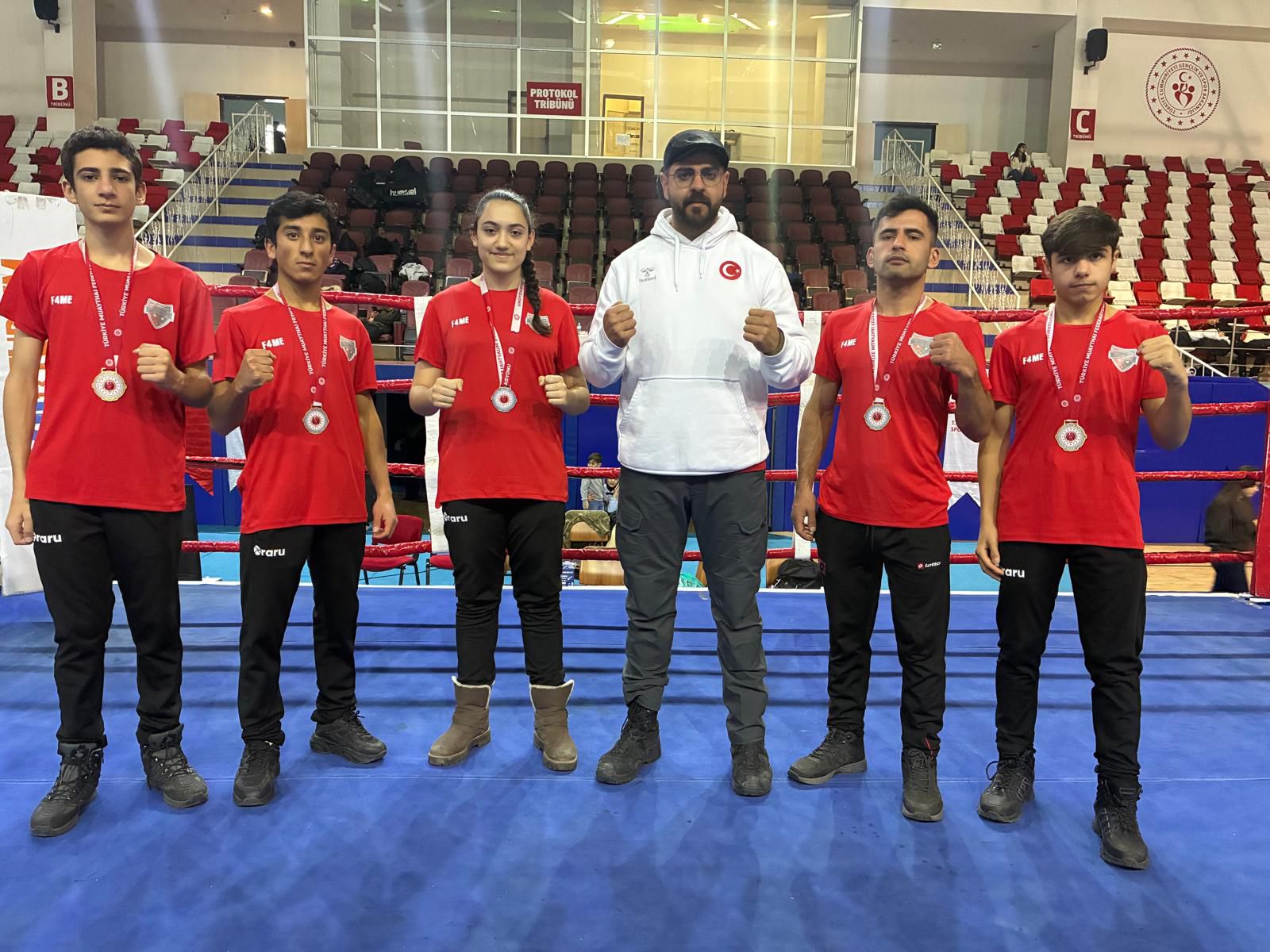 Van Büyükşehir Belediyesi Muaythai Takımı Ağrı’dan şampiyonluklarla döndü