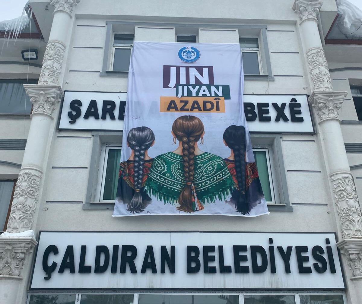 Van’da DEM Partili Belediyelere Pankart Tepkisi: Vatandaşlar Provokatif Olarak Niteledi