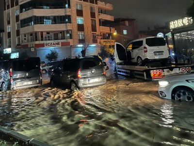 Adana Yüreğir’de Sağanak Felaketi: Devlet Hastanesi Çevresi Sular Altında Kaldı