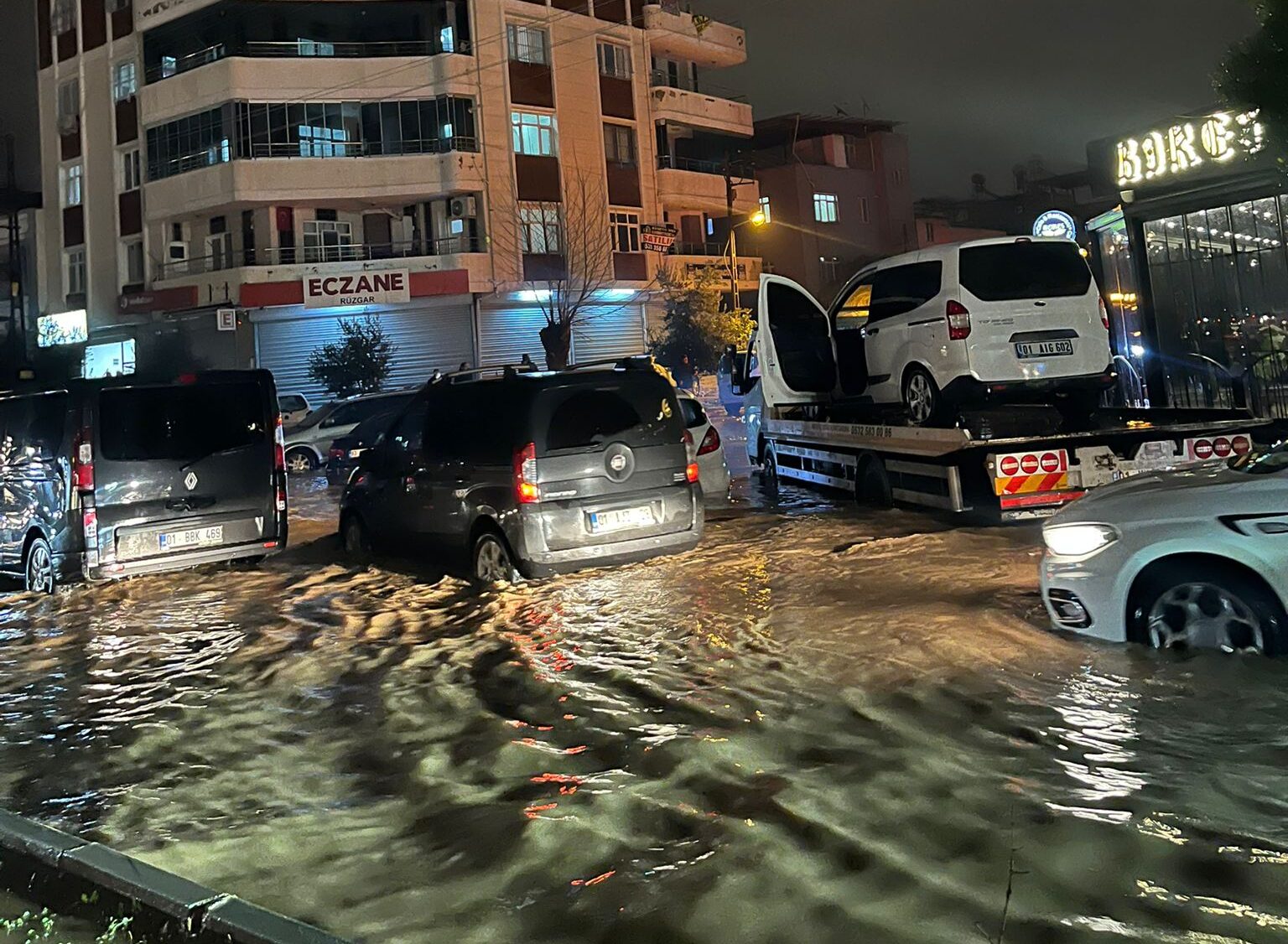 Adana Yüreğir’de Sağanak Felaketi: Devlet Hastanesi Çevresi Sular Altında Kaldı