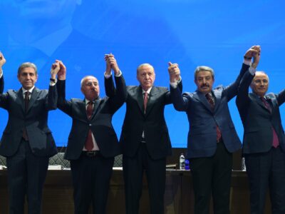AK Parti MYK, Cumhurbaşkanı Erdoğan Başkanlığında Toplandı: 4 Belediye Başkanı AK Parti’ye Katıldı