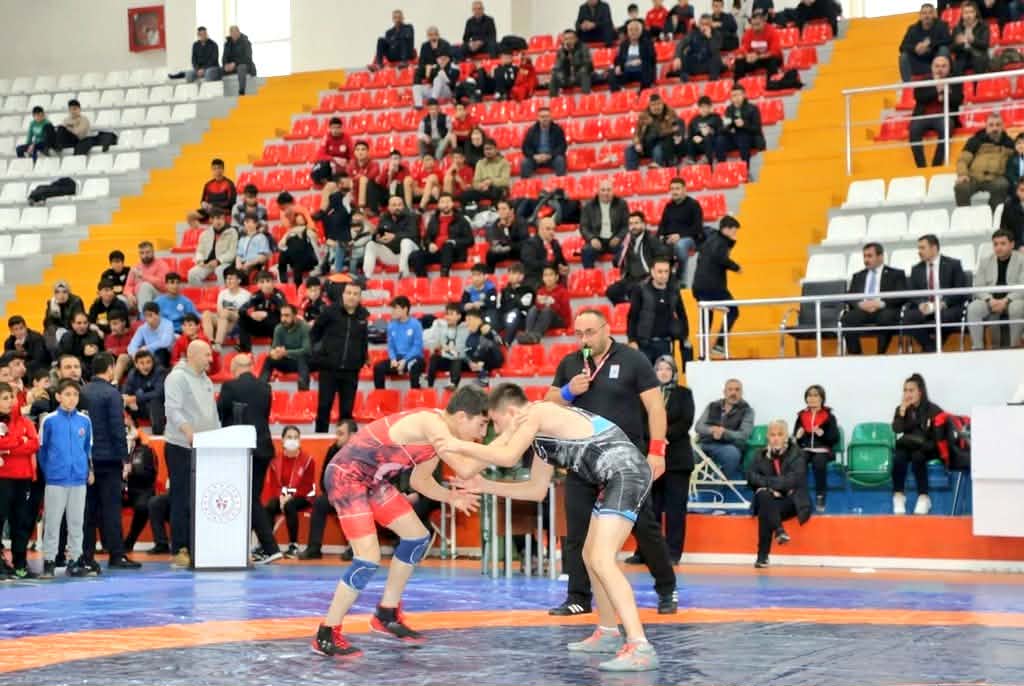 Kars’ta U-17 Grup Güreş Müsabakaları Başladı