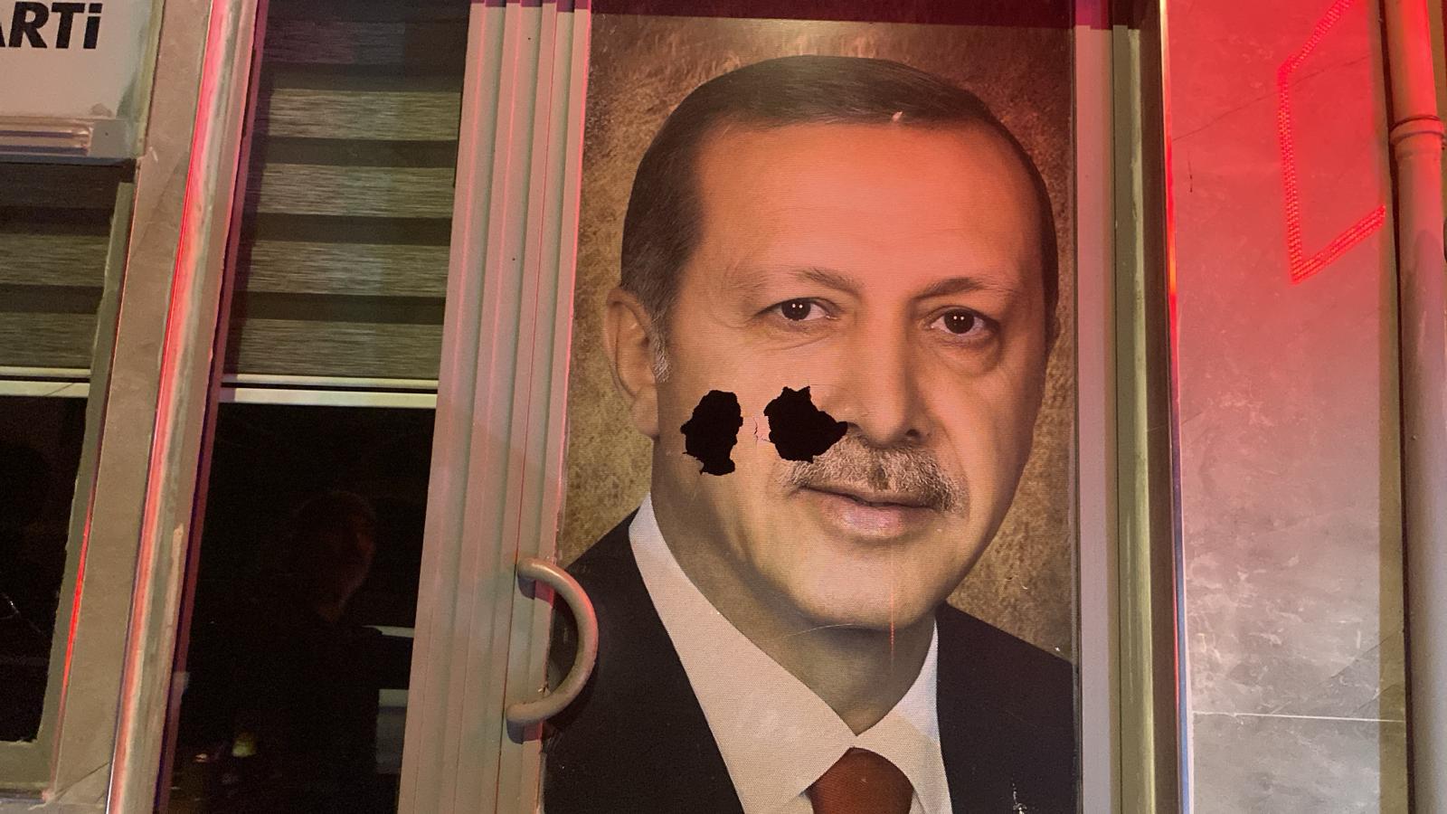 AK Parti Marmara İlçe Başkanlığına Taşlı Saldırı: CHP’li Gençlik Kolu Başkanı Gözaltında