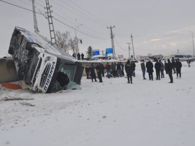 Ağrı’da Yolcu Otobüsü Devrildi: 16 Yaralı