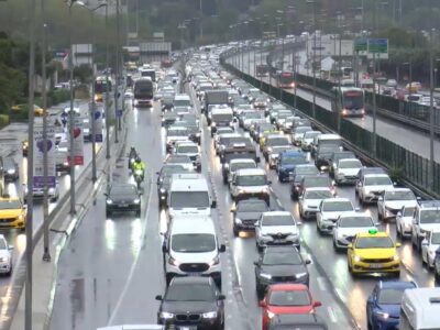 İstanbul’da Okul Mesaisi Trafiği Felç Etti
