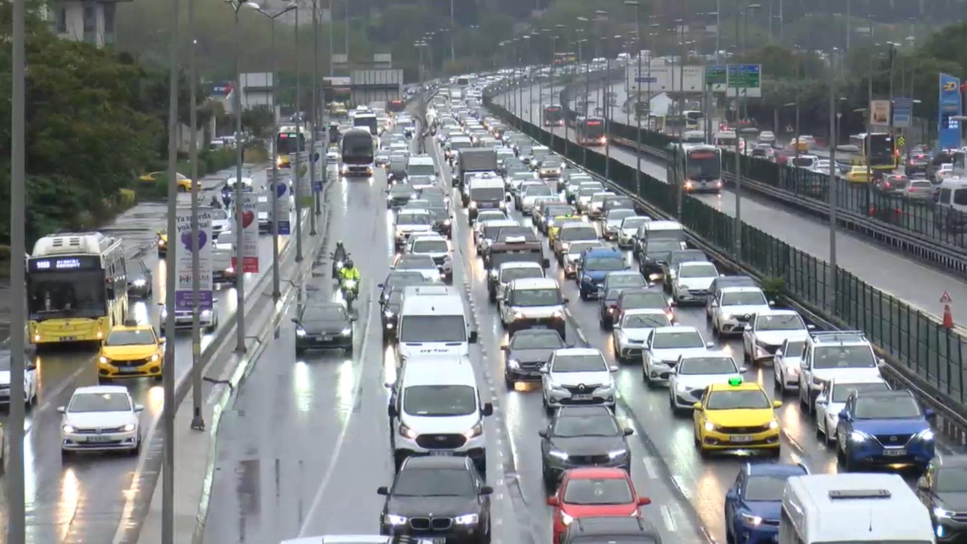 İstanbul’da Okul Mesaisi Trafiği Felç Etti