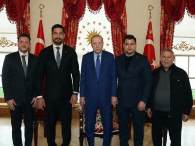 Cumhurbaşkanı Erdoğan, Güreş Federasyonu Başkanı Taha Akgül ve Şampiyon Rıza Kayaalp’i Kabul Etti