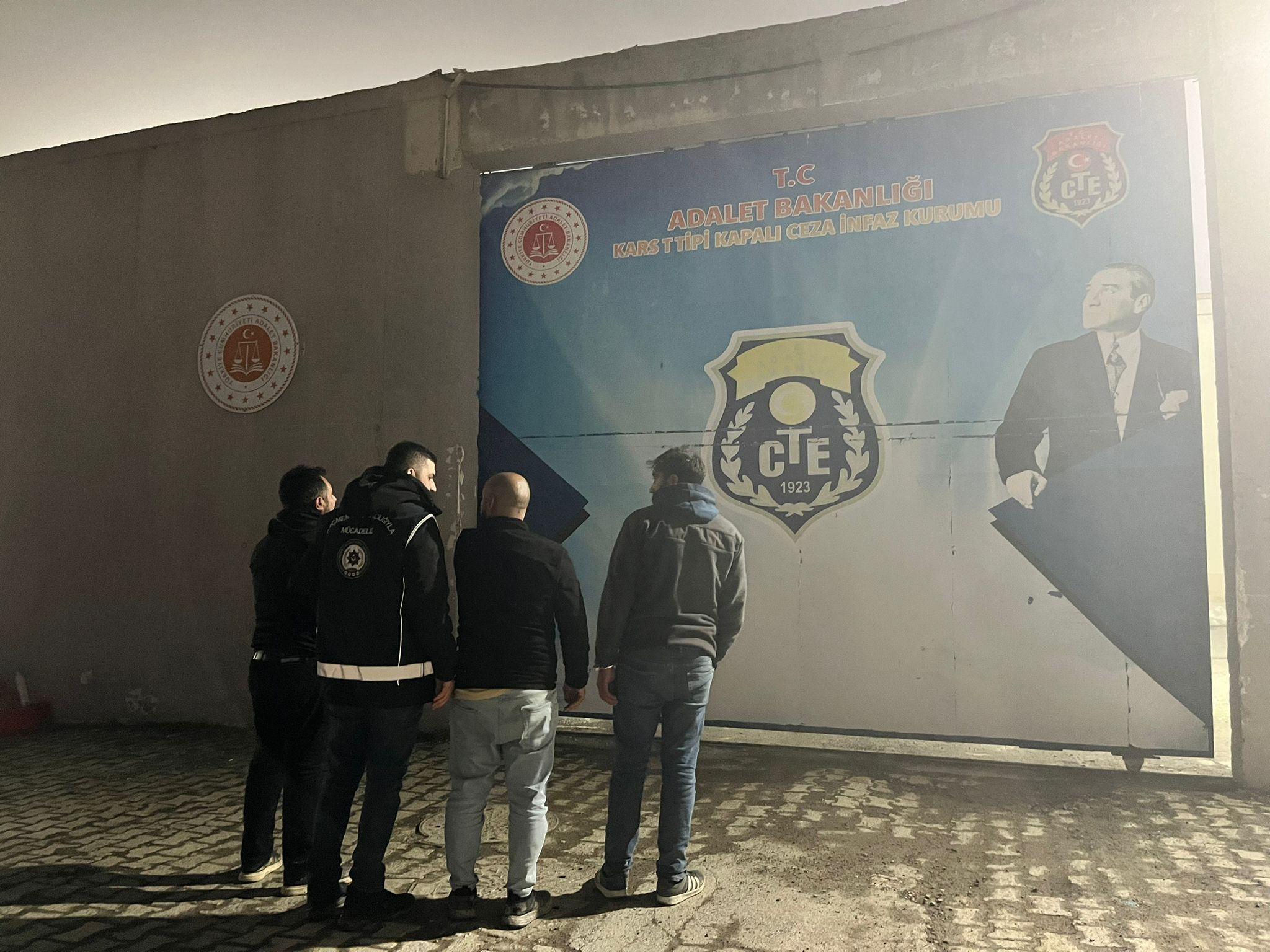 Kars’ta Göçmen Kaçakçılığı Operasyonu: 23 Düzensiz Göçmen Yakalandı, 3 Şüpheli Tutuklandı