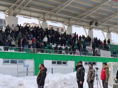 Kars’ta Bal Maçında Tribünlerden İran’daki Savaşlara Dikkat Çeken Sloganlar