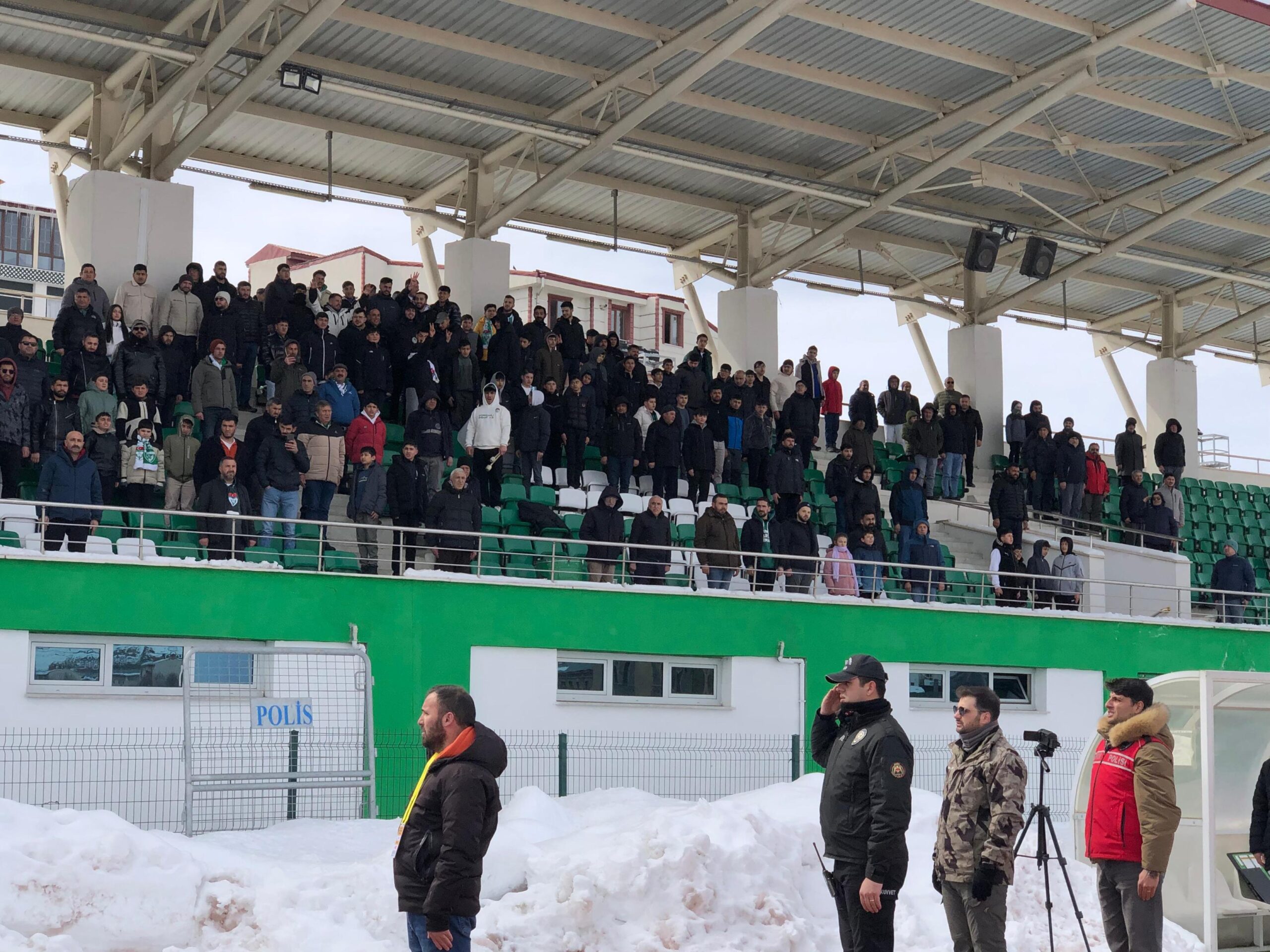 Kars’ta Bal Maçında Tribünlerden İran’daki Savaşlara Dikkat Çeken Sloganlar