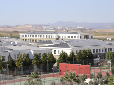 İzmir’de KYK Yurdunda Hareketli Dakikalar: Şüpheli Şahıs Yakalandı, Yurt Müdürü Görevden Alındı