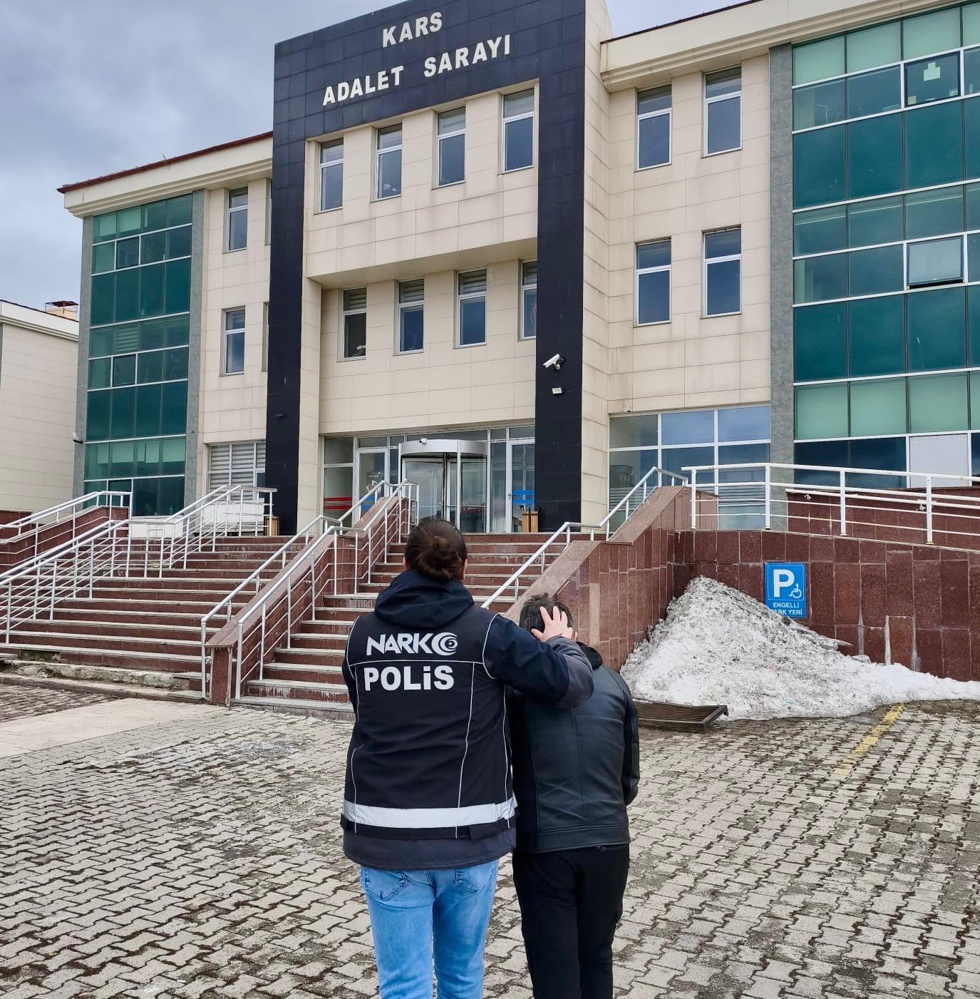 Kars’ta Narkotik Operasyonu: Sokak Satıcısına Tutuklama