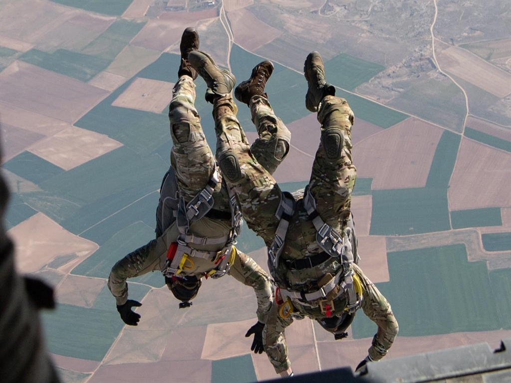 MSB: Konya’da Serbest Paraşüt Atlayışları Başarıyla Tamamlandı