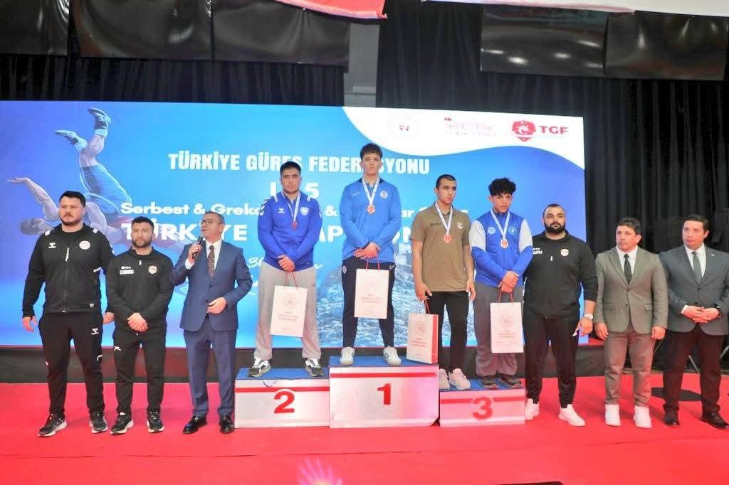 Kars’ta U15 Güreş Türkiye Şampiyonası’nda Madalyalar Sahiplerini Buldu