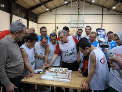 Bakan Bak, Down Sendromlu Özel Sporcularla Sahaya Çıktı: “Onların Mutluluğu Bizim İçin Değerli”