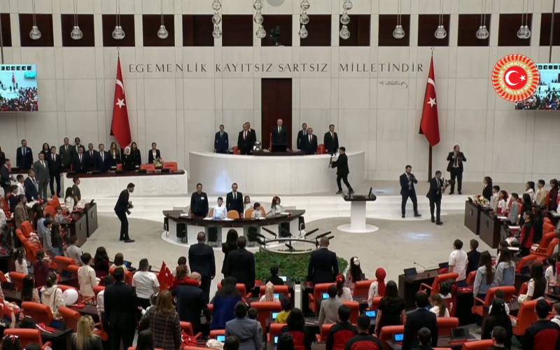 TBMM’de 23 Nisan Özel Oturumu: Numan Kurtulmuş Koltuğunu Çocuklara Devretti