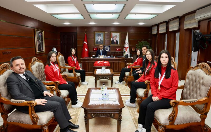 Giresunlu Milli Raftingciler Fransa Yolcusu: Vali Mustafa Koç Şampiyonları Kabul Etti