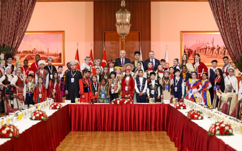 TBMM Başkanı Kurtulmuş 26 Ülkeden Gelen Dünya Çocuklarını Kabul Etti