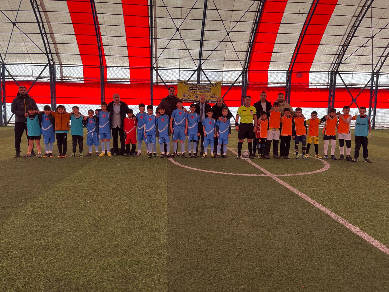 Ağrı’da “Maarifin Kalbinde Çocuk” etkinlikleri kapsamında Minikler Futbol Turnuvası başladı