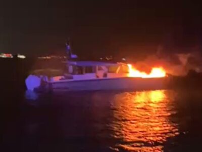 Kadıköy Açıklarında Tekne Yangını: 4 Vatandaş Tahliye Edildi