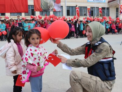 Siirt’te Jandarma, Milli Aile Haftası Kapsamında Farkındalık Etkinlikleri Düzenledi