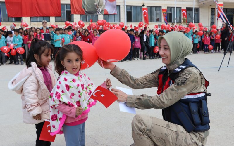 Siirt’te Jandarma, Milli Aile Haftası Kapsamında Farkındalık Etkinlikleri Düzenledi