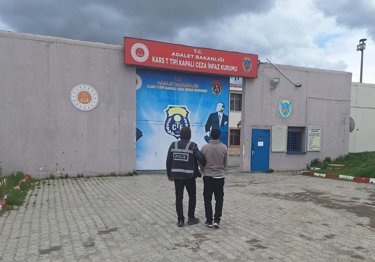 Kars Emniyetinden Başarılı Operasyon: Aranan Dolandırıcı Yakalandı