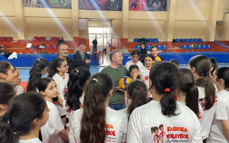 Vali Ziya Polat Voleybol Antrenmanında Öğrencilerle Buluştu