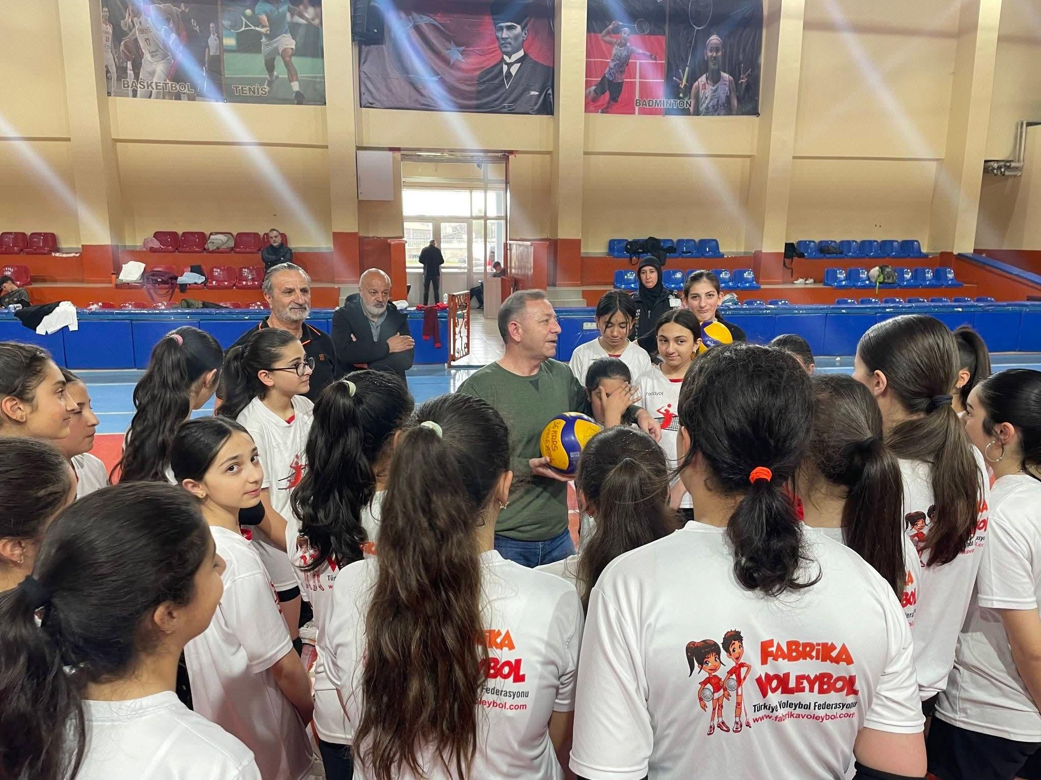 Vali Ziya Polat Voleybol Antrenmanında Öğrencilerle Buluştu
