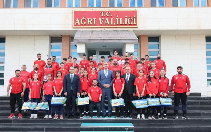 Vali Dr.Önder BOZKURT, ili başarıyla temsil eden 32 sporcu ve antrenörlerini makamında ağırladı.