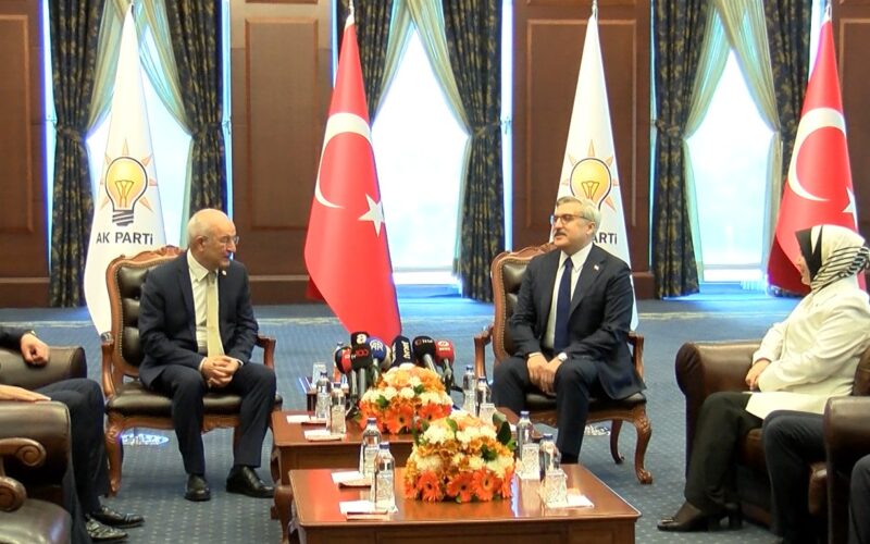 AK Parti ve CHP Heyetleri 3 Bayram Sonra Yeniden Bayramlaştı