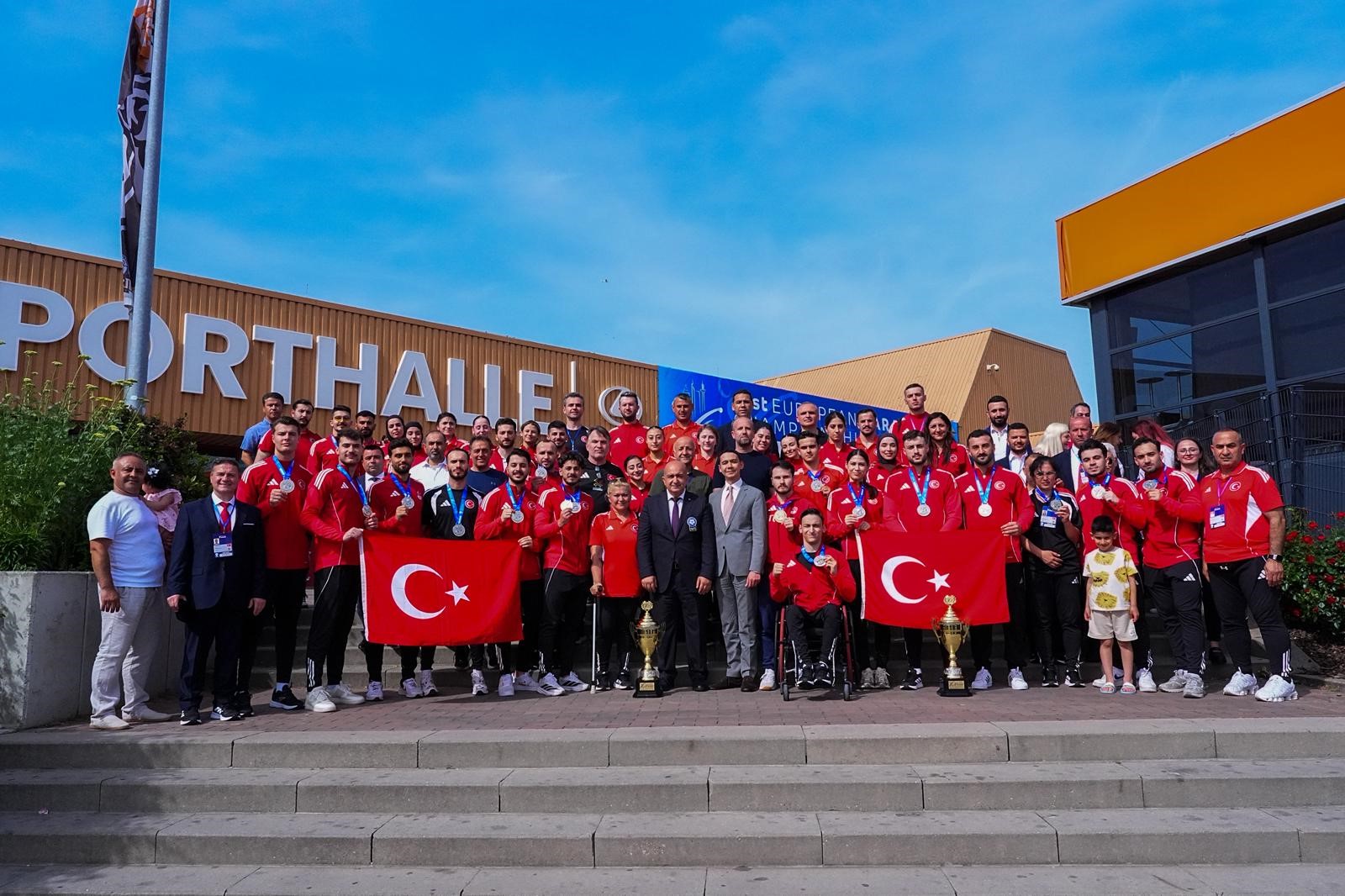 Bakan Bak’tan Karate Milli Takımı’na Tebrik Mesajı: “Ay-Yıldızlı Bayrağımızı Gururla Temsil Ettiler”