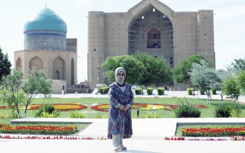 Emine Erdoğan Kazakistan’da Hoca Ahmet Yesevi Türbesi’ni Ziyaret Etti