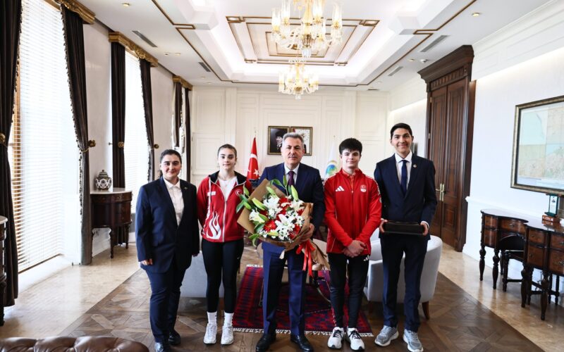 İzmir Valisi Süleyman Elban Genç Sporcuları Makamında Kabul Etti