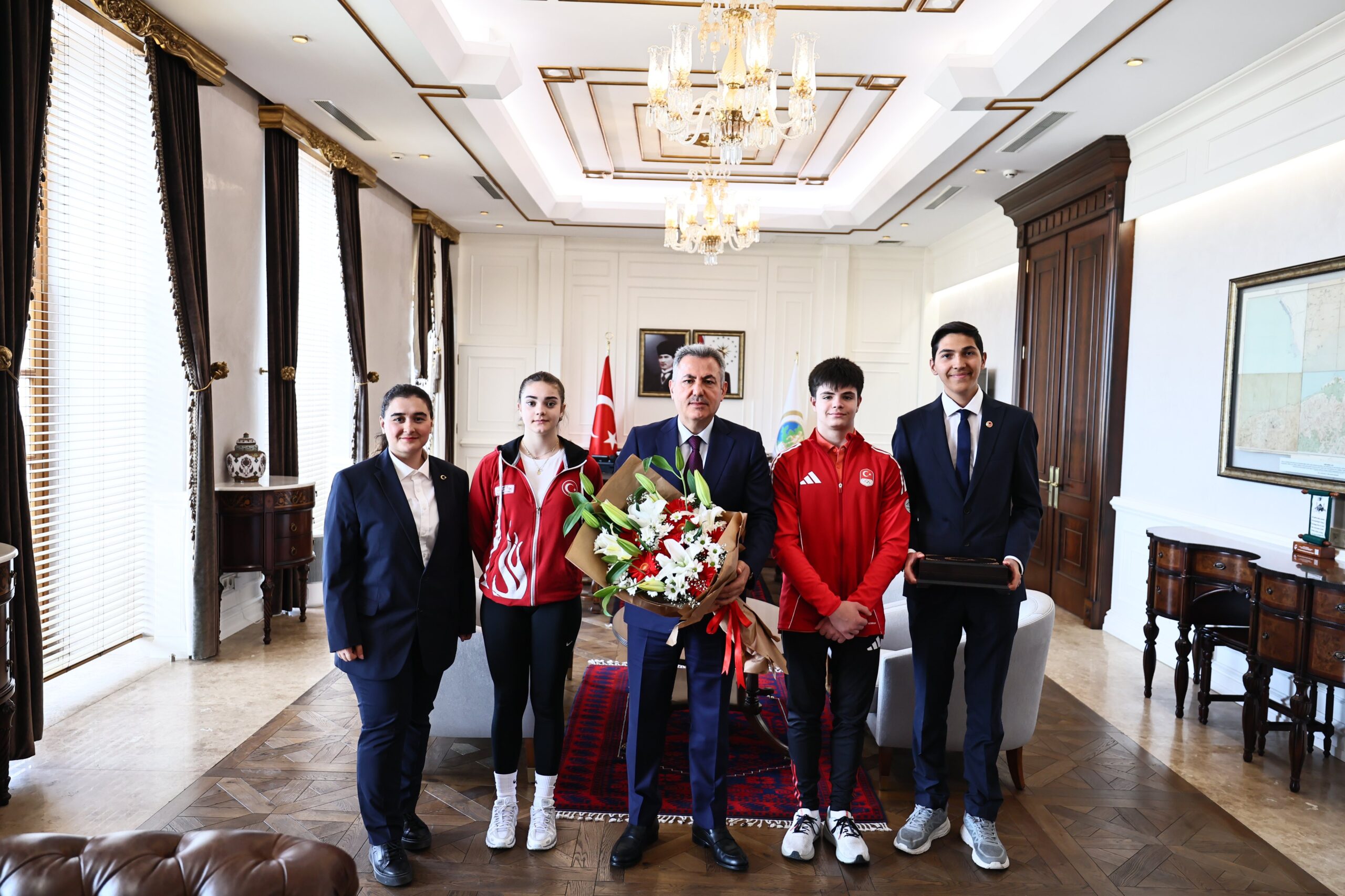 İzmir Valisi Süleyman Elban Genç Sporcuları Makamında Kabul Etti