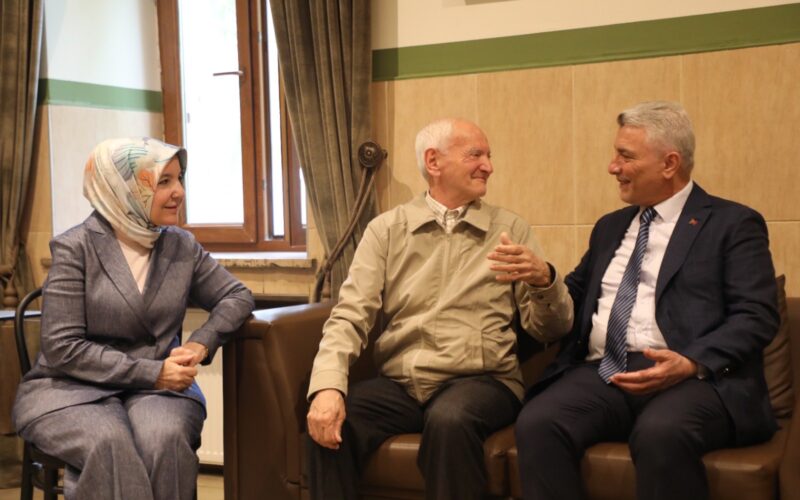 Bakan Bolat’tan Kurban Bayramı Öncesi Huzurevi Ve Çocuk Evleri Sitesine Anlamlı Ziyaret
