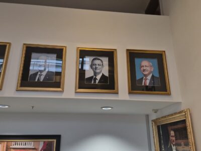 Kemal Kılıçdaroğlu’nun Fotoğrafı Ve İsimliği CHP Genel Merkezi’ne Yeniden Asıldı