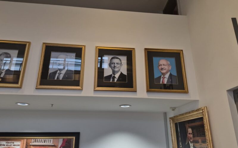 Kemal Kılıçdaroğlu’nun Fotoğrafı Ve İsimliği CHP Genel Merkezi’ne Yeniden Asıldı