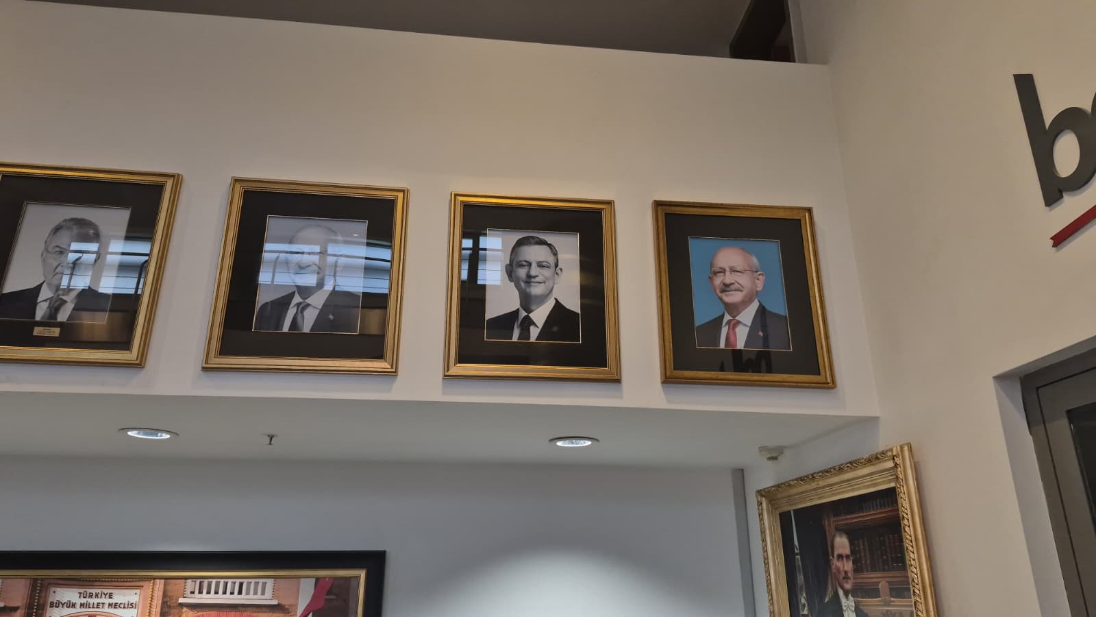 Kemal Kılıçdaroğlu’nun Fotoğrafı Ve İsimliği CHP Genel Merkezi’ne Yeniden Asıldı