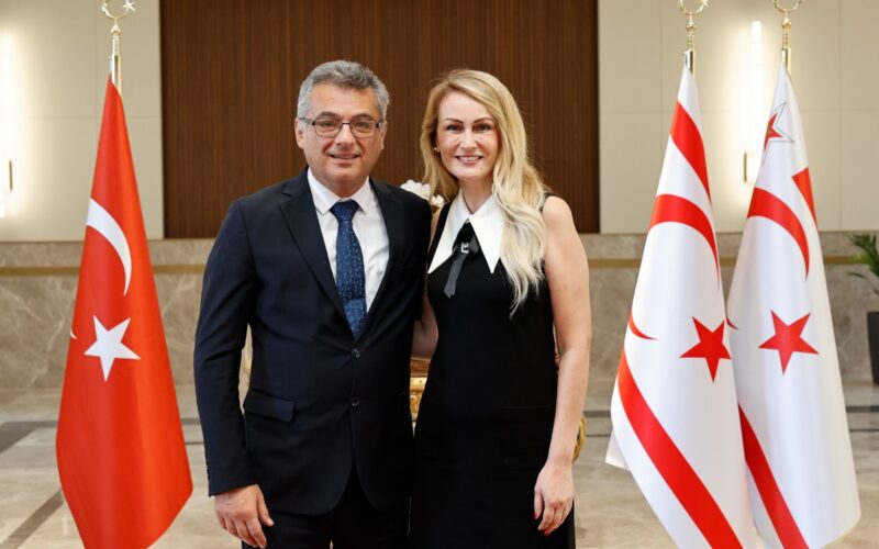 KKTC Cumhurbaşkanı Erhürman Ve Eşi Vatandaşlarla Bayramlaştı: Birlik Ve Beraberlik Mesajları Ön Plana Çıktı