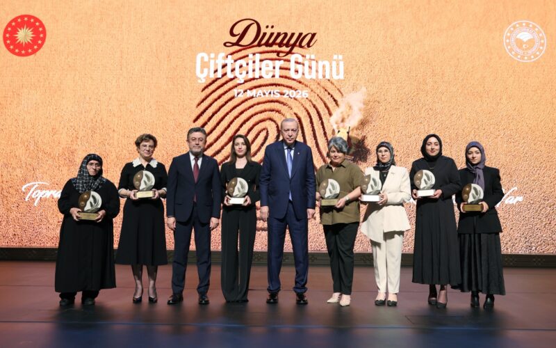 Bakan Yumaklı’dan Dünya Çiftçiler Günü Mesajı: “Üretimde Şahlanış Dönemi Başlıyor”Bakan Yumaklı’dan Dünya Çiftçiler Günü Mesajı: “Üretimde Şahlanış Dönemi Başlıyor”